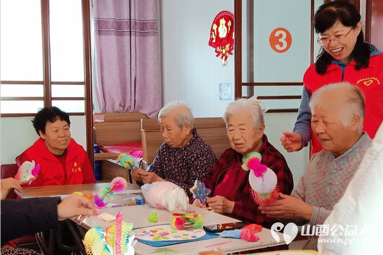 山西省省直机关后勤保障中心综改保障部一行来我东岳老年公寓慰问老人义务劳动创意手工制作击鼓传花等活动 - 第6张