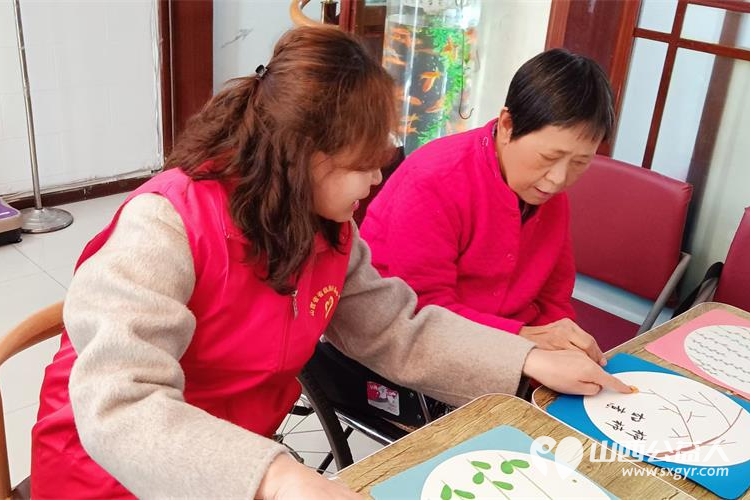 山西省省直机关后勤保障中心综改保障部一行来我东岳老年公寓慰问老人义务劳动创意手工制作击鼓传花等活动 - 第9张