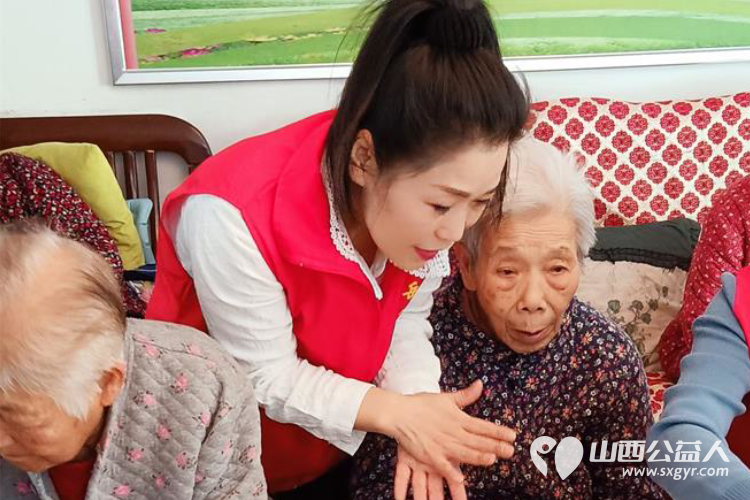 山西省省直机关后勤保障中心综改保障部一行来我东岳老年公寓慰问老人义务劳动创意手工制作击鼓传花等活动 - 第7张