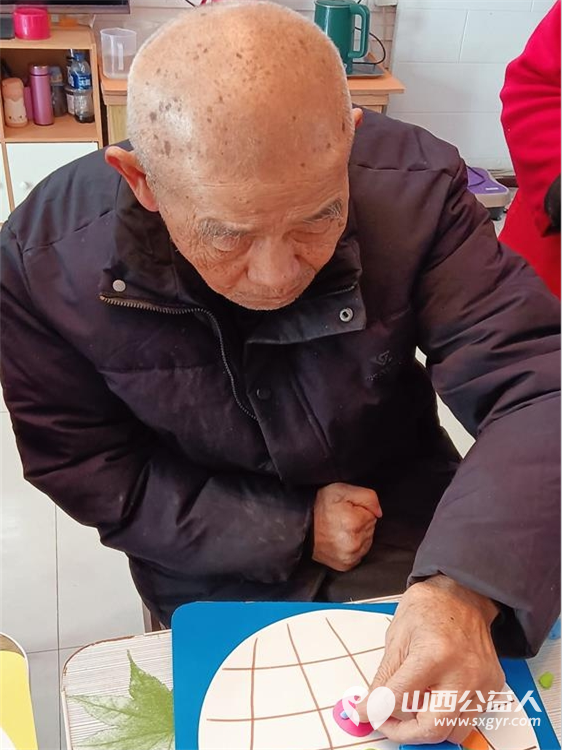 山西省省直机关后勤保障中心综改保障部一行来我东岳老年公寓慰问老人义务劳动创意手工制作击鼓传花等活动 - 第13张