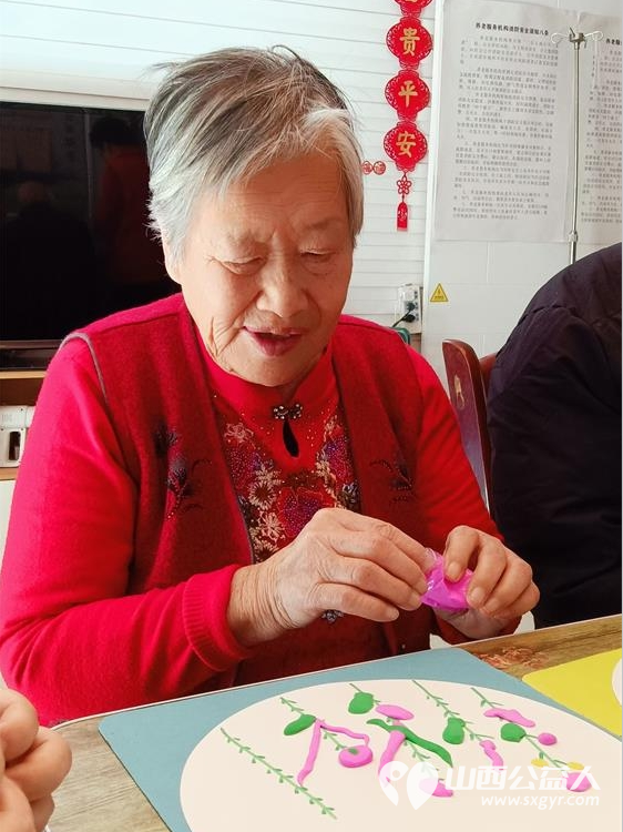 山西省省直机关后勤保障中心综改保障部一行来我东岳老年公寓慰问老人义务劳动创意手工制作击鼓传花等活动 - 第12张