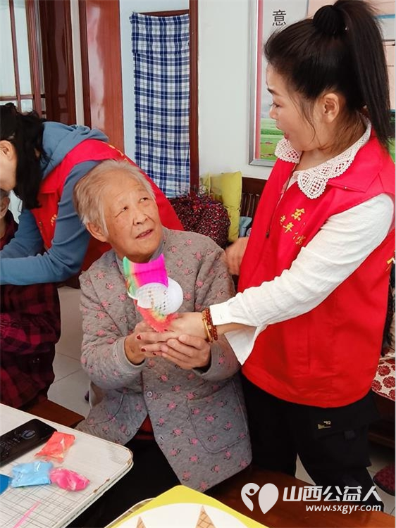 山西省省直机关后勤保障中心综改保障部一行来我东岳老年公寓慰问老人义务劳动创意手工制作击鼓传花等活动 - 第16张