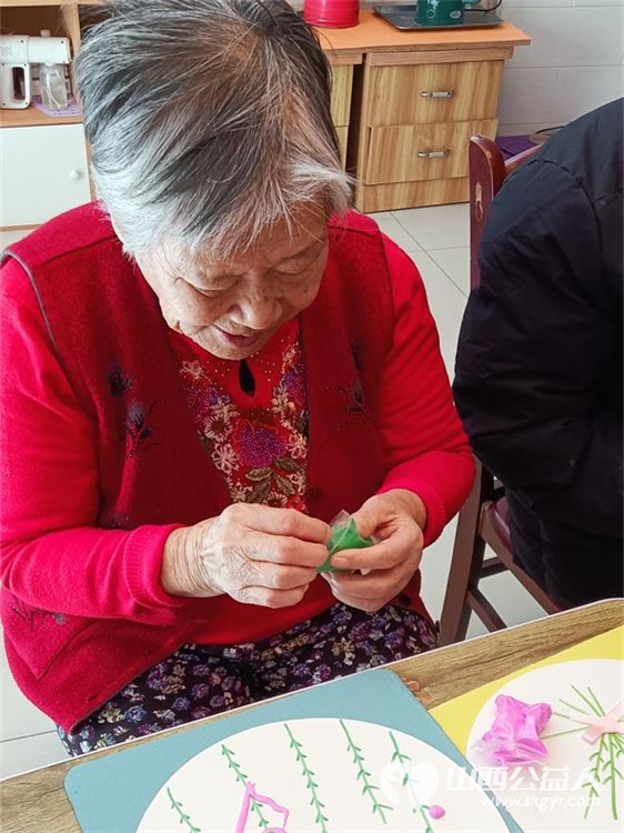 山西省省直机关后勤保障中心综改保障部一行来我东岳老年公寓慰问老人义务劳动创意手工制作击鼓传花等活动 - 第11张