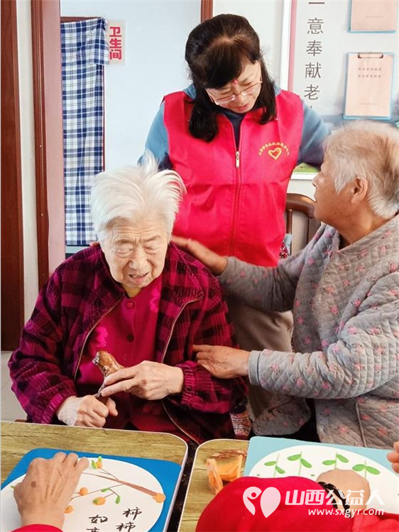 山西省省直机关后勤保障中心综改保障部一行来我东岳老年公寓慰问老人义务劳动创意手工制作击鼓传花等活动 - 第15张