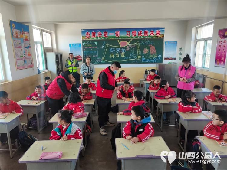 文水县爱心帮扶志愿者协会开展学雷锋·文明实践我行动志愿活动走进岳村小学慰问贫困学生 - 第7张