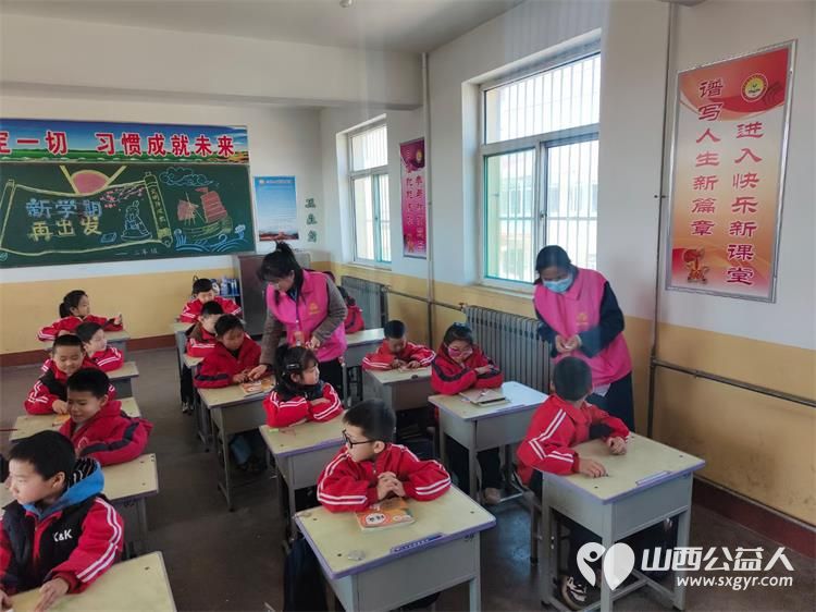文水县爱心帮扶志愿者协会开展学雷锋·文明实践我行动志愿活动走进岳村小学慰问贫困学生 - 第4张