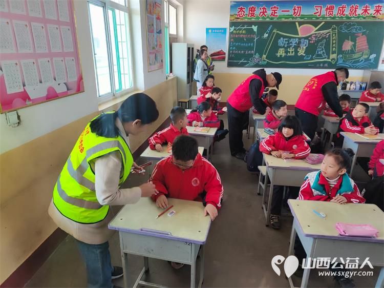 文水县爱心帮扶志愿者协会开展学雷锋·文明实践我行动志愿活动走进岳村小学慰问贫困学生 - 第10张