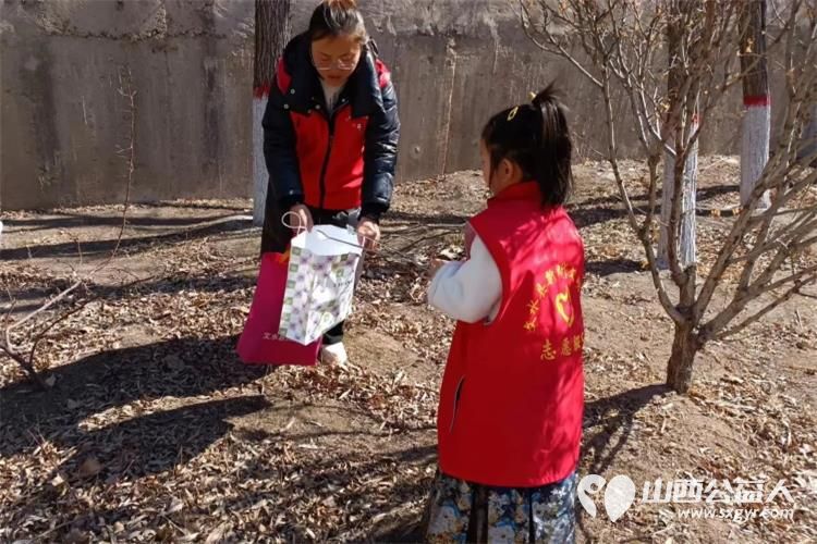文水县爱心帮扶志愿者协会在三八国际妇女节之时开展学雷锋志愿服务活动清理文峪河河道东侧垃圾 - 第4张 - 山西公益人 文水县爱心帮扶志愿者协会在三八国际妇女节之时开展学雷锋志愿服务活动清理文峪河河道东侧垃圾 - 第4张