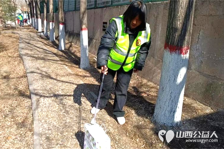 文水县爱心帮扶志愿者协会在三八国际妇女节之时开展学雷锋志愿服务活动清理文峪河河道东侧垃圾 - 第3张 - 山西公益人 文水县爱心帮扶志愿者协会在三八国际妇女节之时开展学雷锋志愿服务活动清理文峪河河道东侧垃圾 - 第3张