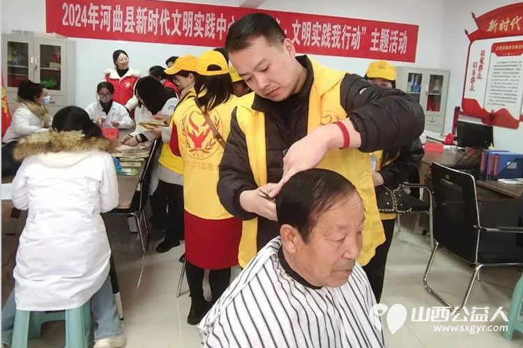 学习雷锋----我们在行动 河曲县爱华公益志愿者协会组织志愿者免费给居民理发 - 第4张 - 山西公益人 学习雷锋----我们在行动 河曲县爱华公益志愿者协会组织志愿者免费给居民理发 - 第4张