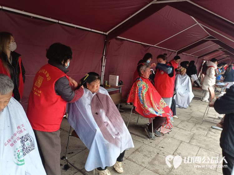 介休市2024年学雷锋志愿服务活动启动仪式举行 介休市敬老协会组织志愿者参加义务理发活动 - 第13张 - 山西公益人 介休市2024年学雷锋志愿服务活动启动仪式举行 介休市敬老协会组织志愿者参加义务理发活动 - 第13张