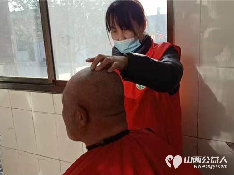 介休市敬老协会“孝善行”之敬老爱老助老行动—绵山镇焦家堡村爱心理发、义诊 - 第3张 - 山西公益人 介休市敬老协会“孝善行”之敬老爱老助老行动—绵山镇焦家堡村爱心理发、义诊 - 第3张