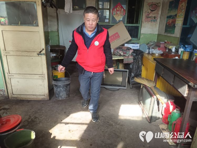 介休市敬老协会敬老爱老助老行动走进绵山镇马堡村83岁特困老人任三女家中 - 第6张 - 山西公益人 介休市敬老协会敬老爱老助老行动走进绵山镇马堡村83岁特困老人任三女家中 - 第6张