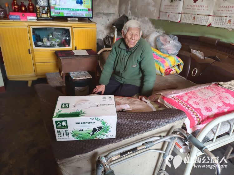 介休市敬老协会敬老爱老助老行动走进绵山镇马堡村83岁特困老人任三女家中 - 第3张 - 山西公益人 介休市敬老协会敬老爱老助老行动走进绵山镇马堡村83岁特困老人任三女家中 - 第3张