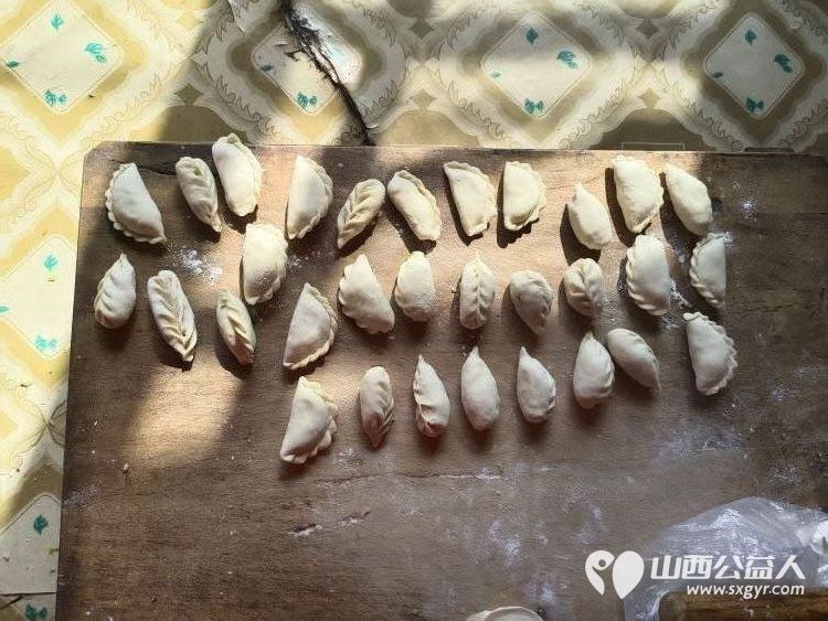 介休市敬老协会敬老爱老助老行动走进绵山镇马堡村83岁特困老人任三女家中 - 第5张 - 山西公益人 介休市敬老协会敬老爱老助老行动走进绵山镇马堡村83岁特困老人任三女家中 - 第5张