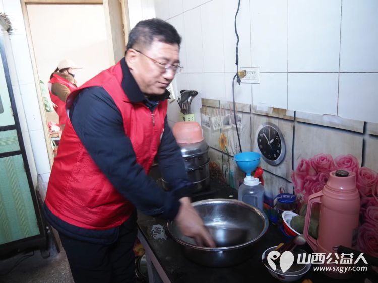 介休市敬老协会敬老爱老助老行动走进绵山镇焦家堡村90岁宋金兰老人家中 - 第10张 - 山西公益人 介休市敬老协会敬老爱老助老行动走进绵山镇焦家堡村90岁宋金兰老人家中 - 第10张