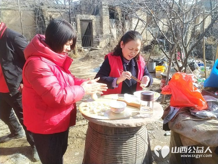 介休市敬老协会敬老爱老助老行动走进绵山镇焦家堡村83岁特困老人张雄飞家中为老人理发打扫卫生包美味的饺子 - 第14张 - 山西公益人 介休市敬老协会敬老爱老助老行动走进绵山镇焦家堡村83岁特困老人张雄飞家中为老人理发打扫卫生包美味的饺子 - 第14张
