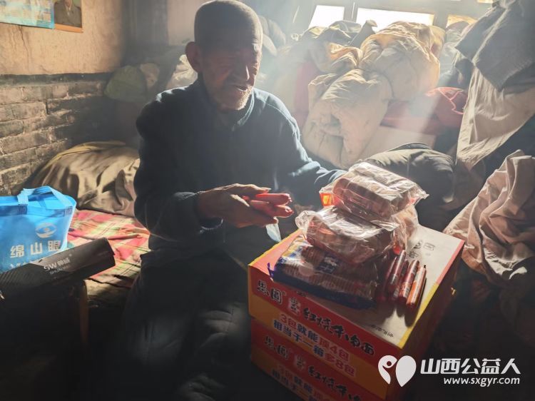 介休市敬老协会敬老爱老助老行动走进绵山镇焦家堡村83岁特困老人张雄飞家中为老人理发打扫卫生包美味的饺子 - 第13张 - 山西公益人 介休市敬老协会敬老爱老助老行动走进绵山镇焦家堡村83岁特困老人张雄飞家中为老人理发打扫卫生包美味的饺子 - 第13张