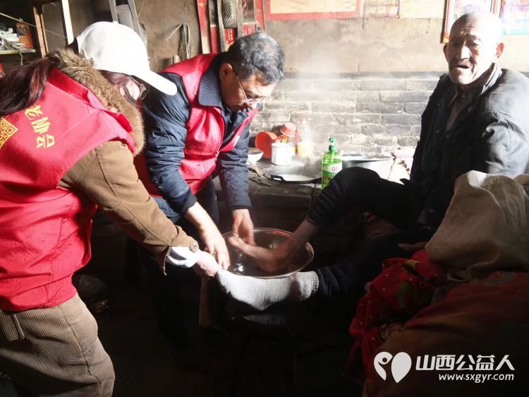 介休市敬老协会敬老爱老助老行动走进绵山镇焦家堡村83岁特困老人张雄飞家中为老人理发打扫卫生包美味的饺子 - 第7张 - 山西公益人 介休市敬老协会敬老爱老助老行动走进绵山镇焦家堡村83岁特困老人张雄飞家中为老人理发打扫卫生包美味的饺子 - 第7张