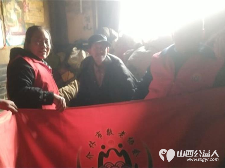 介休市敬老协会敬老爱老助老行动走进绵山镇焦家堡村83岁特困老人张雄飞家中为老人理发打扫卫生包美味的饺子 - 第1张 - 山西公益人 介休市敬老协会敬老爱老助老行动走进绵山镇焦家堡村83岁特困老人张雄飞家中为老人理发打扫卫生包美味的饺子 - 第1张