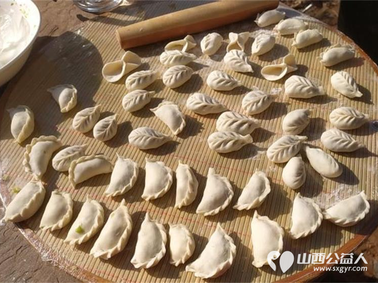 介休市敬老协会敬老爱老助老行动走进绵山镇焦家堡村83岁特困老人张雄飞家中为老人理发打扫卫生包美味的饺子 - 第15张 - 山西公益人 介休市敬老协会敬老爱老助老行动走进绵山镇焦家堡村83岁特困老人张雄飞家中为老人理发打扫卫生包美味的饺子 - 第15张