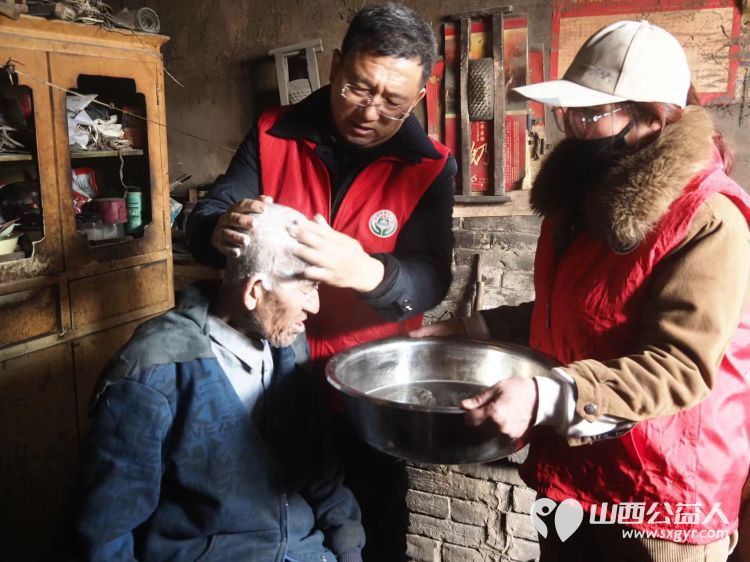 介休市敬老协会敬老爱老助老行动走进绵山镇焦家堡村83岁特困老人张雄飞家中为老人理发打扫卫生包美味的饺子 - 第5张 - 山西公益人 介休市敬老协会敬老爱老助老行动走进绵山镇焦家堡村83岁特困老人张雄飞家中为老人理发打扫卫生包美味的饺子 - 第5张