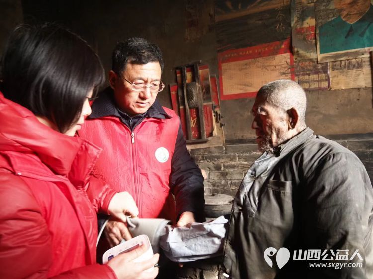 介休市敬老协会敬老爱老助老行动走进绵山镇焦家堡村83岁特困老人张雄飞家中为老人理发打扫卫生包美味的饺子 - 第4张 - 山西公益人 介休市敬老协会敬老爱老助老行动走进绵山镇焦家堡村83岁特困老人张雄飞家中为老人理发打扫卫生包美味的饺子 - 第4张