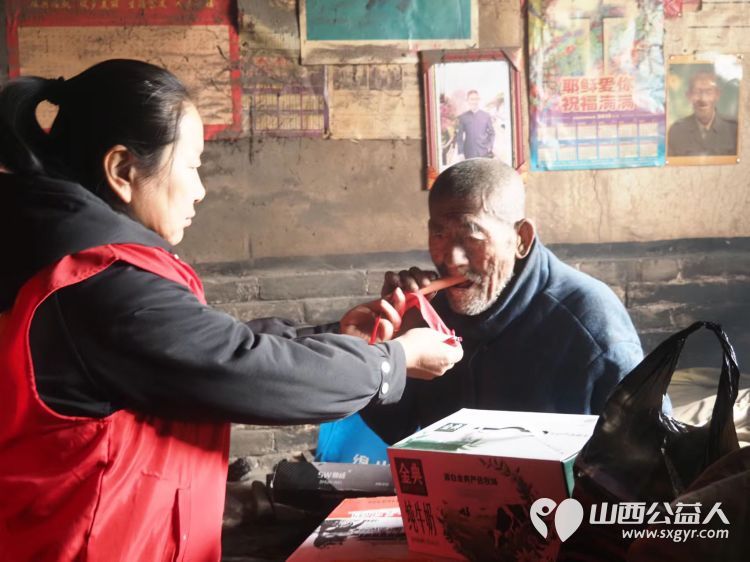 介休市敬老协会敬老爱老助老行动走进绵山镇焦家堡村83岁特困老人张雄飞家中为老人理发打扫卫生包美味的饺子 - 第3张 - 山西公益人 介休市敬老协会敬老爱老助老行动走进绵山镇焦家堡村83岁特困老人张雄飞家中为老人理发打扫卫生包美味的饺子 - 第3张