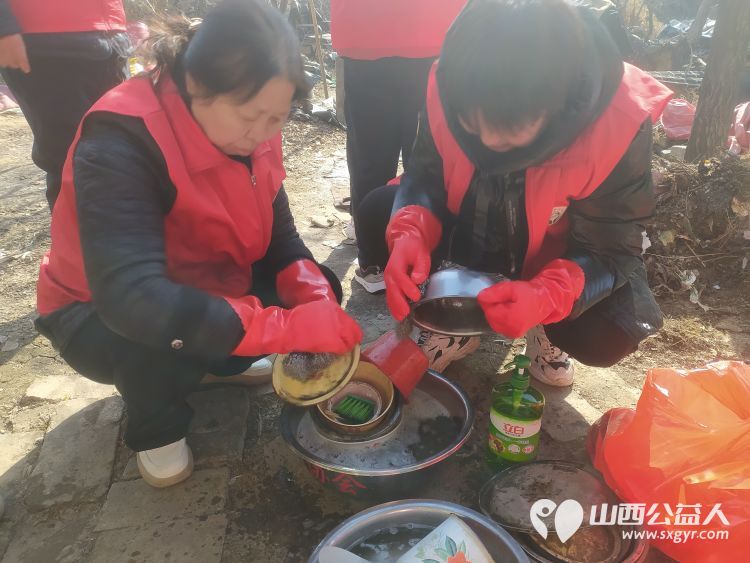 介休市敬老协会敬老爱老助老行动走进绵山镇焦家堡村83岁特困老人张雄飞家中为老人理发打扫卫生包美味的饺子 - 第10张 - 山西公益人 介休市敬老协会敬老爱老助老行动走进绵山镇焦家堡村83岁特困老人张雄飞家中为老人理发打扫卫生包美味的饺子 - 第10张