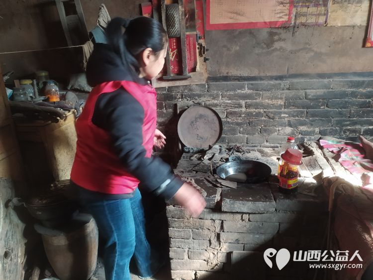 介休市敬老协会敬老爱老助老行动走进绵山镇焦家堡村83岁特困老人张雄飞家中为老人理发打扫卫生包美味的饺子 - 第8张 - 山西公益人 介休市敬老协会敬老爱老助老行动走进绵山镇焦家堡村83岁特困老人张雄飞家中为老人理发打扫卫生包美味的饺子 - 第8张