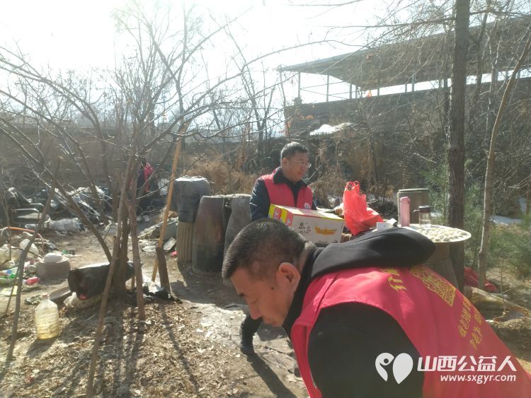 介休市敬老协会敬老爱老助老行动走进绵山镇焦家堡村83岁特困老人张雄飞家中为老人理发打扫卫生包美味的饺子 - 第9张 - 山西公益人 介休市敬老协会敬老爱老助老行动走进绵山镇焦家堡村83岁特困老人张雄飞家中为老人理发打扫卫生包美味的饺子 - 第9张