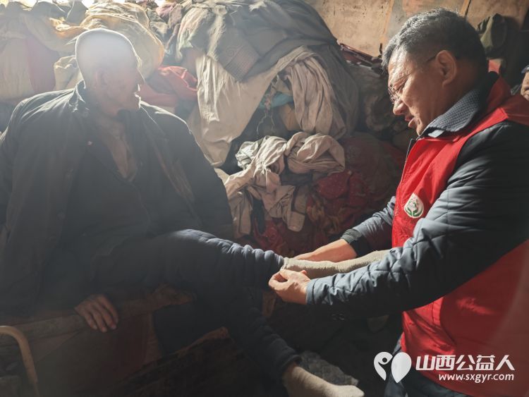 介休市敬老协会敬老爱老助老行动走进绵山镇焦家堡村83岁特困老人张雄飞家中为老人理发打扫卫生包美味的饺子 - 第6张 - 山西公益人 介休市敬老协会敬老爱老助老行动走进绵山镇焦家堡村83岁特困老人张雄飞家中为老人理发打扫卫生包美味的饺子 - 第6张