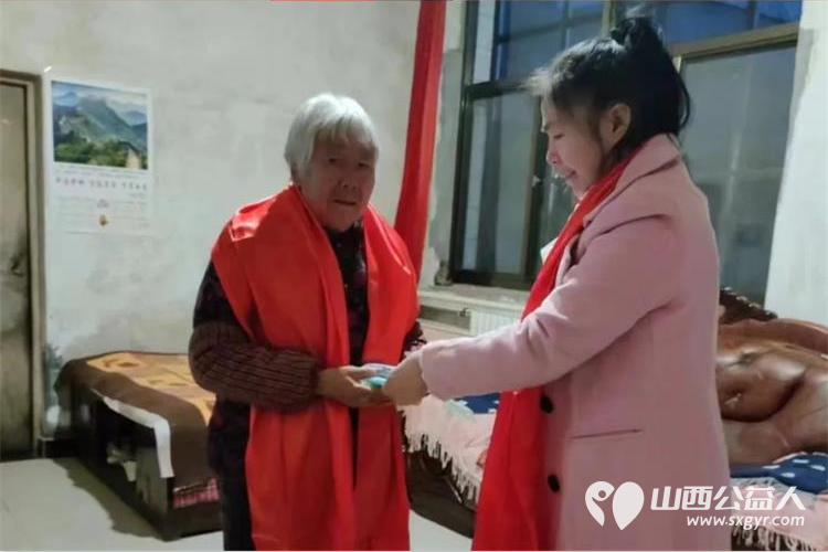 长治正能量公益协会副会长杨海燕(叶)带领海燕教育培训团队赴壶关县南皇村对妇女姐妹们进行诚挚的慰问并致以节日的祝福 - 第2张 - 山西公益人 长治正能量公益协会副会长杨海燕(叶)带领海燕教育培训团队赴壶关县南皇村对妇女姐妹们进行诚挚的慰问并致以节日的祝福 - 第2张