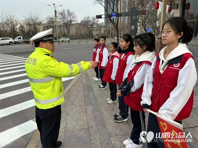 临汾市文明交通志愿者携手交警支队直属一大队交警在水厂十字岗联合开展了文明交通宣传一盔一带志愿服务活动 - 第4张