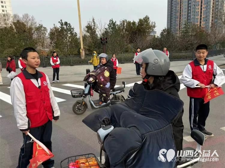 临汾市文明交通志愿者携手交警支队直属一大队交警在水厂十字岗联合开展了文明交通宣传一盔一带志愿服务活动 - 第20张