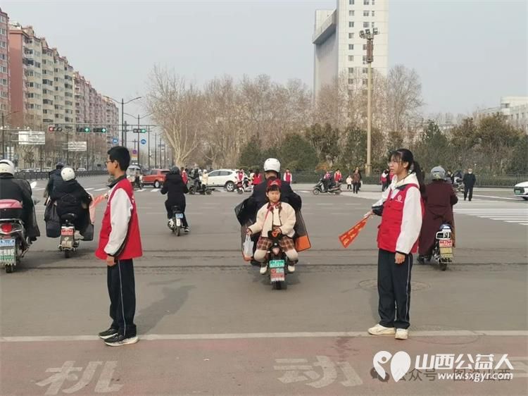 临汾市文明交通志愿者携手交警支队直属一大队交警在水厂十字岗联合开展了文明交通宣传一盔一带志愿服务活动 - 第19张
