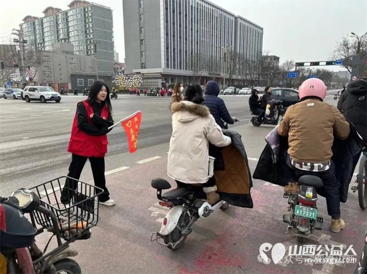 临汾市文明交通志愿者携手交警支队直属一大队交警在水厂十字岗联合开展了文明交通宣传一盔一带志愿服务活动 - 第17张
