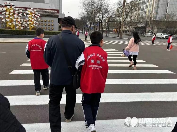 临汾市文明交通志愿者携手交警支队直属一大队交警在水厂十字岗联合开展了文明交通宣传一盔一带志愿服务活动 - 第15张