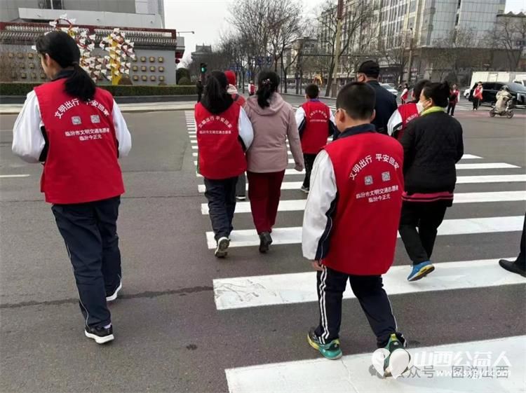 临汾市文明交通志愿者携手交警支队直属一大队交警在水厂十字岗联合开展了文明交通宣传一盔一带志愿服务活动 - 第16张