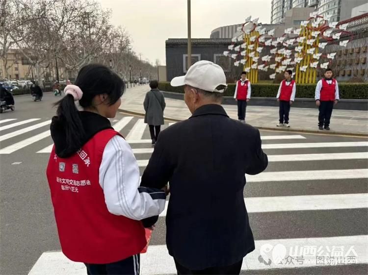 临汾市文明交通志愿者携手交警支队直属一大队交警在水厂十字岗联合开展了文明交通宣传一盔一带志愿服务活动 - 第13张