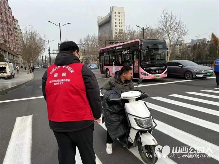 临汾市文明交通志愿者携手交警支队直属一大队交警在水厂十字岗联合开展了文明交通宣传一盔一带志愿服务活动 - 第21张