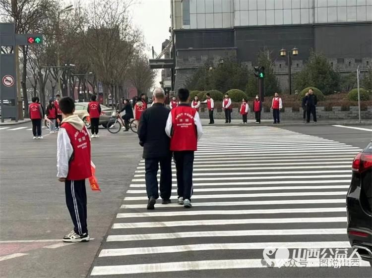 临汾市文明交通志愿者携手交警支队直属一大队交警在水厂十字岗联合开展了文明交通宣传一盔一带志愿服务活动 - 第12张