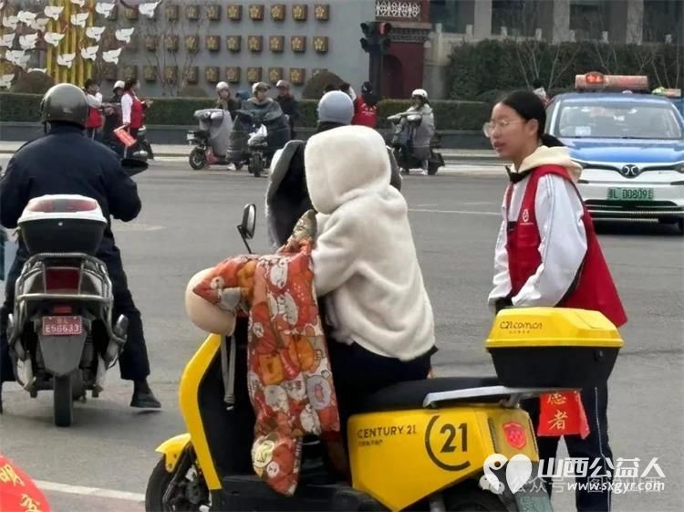 临汾市文明交通志愿者携手交警支队直属一大队交警在水厂十字岗联合开展了文明交通宣传一盔一带志愿服务活动 - 第26张