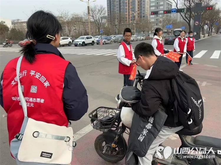 临汾市文明交通志愿者携手交警支队直属一大队交警在水厂十字岗联合开展了文明交通宣传一盔一带志愿服务活动 - 第25张