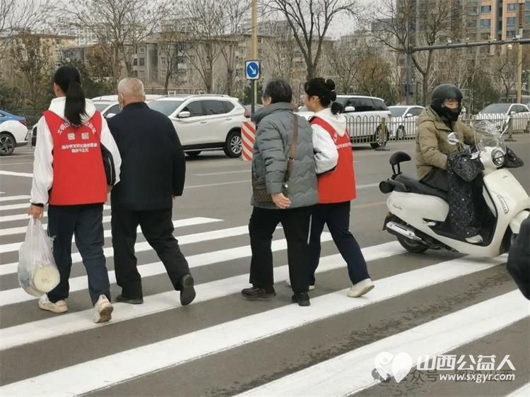 临汾市文明交通志愿者携手交警支队直属一大队交警在水厂十字岗联合开展了文明交通宣传一盔一带志愿服务活动 - 第11张