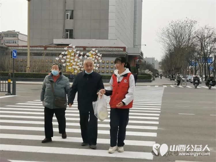 临汾市文明交通志愿者携手交警支队直属一大队交警在水厂十字岗联合开展了文明交通宣传一盔一带志愿服务活动 - 第10张