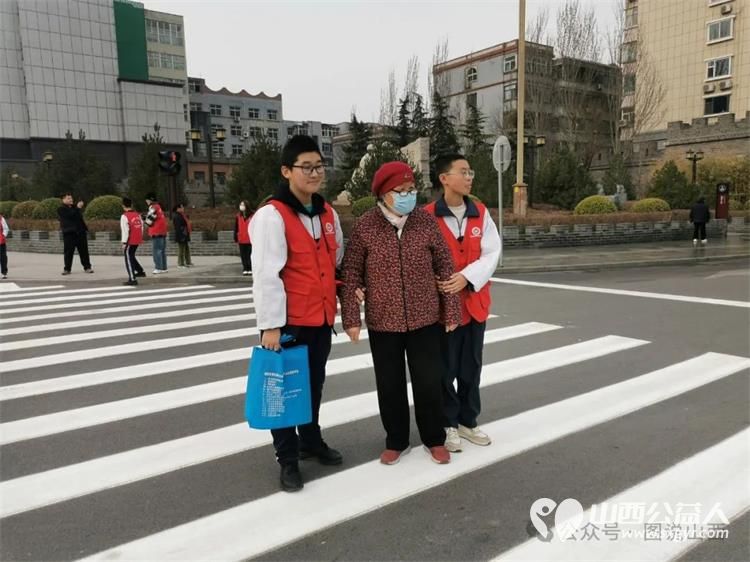 临汾市文明交通志愿者携手交警支队直属一大队交警在水厂十字岗联合开展了文明交通宣传一盔一带志愿服务活动 - 第9张
