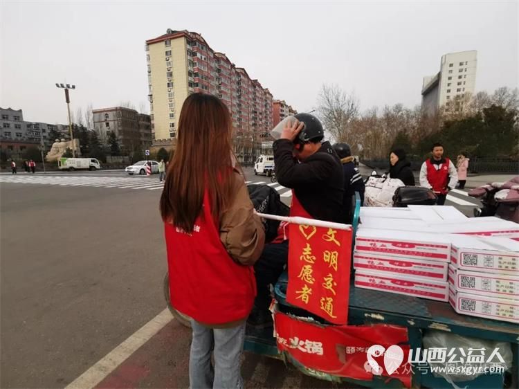 临汾市文明交通志愿者携手交警支队直属一大队交警在水厂十字岗联合开展了文明交通宣传一盔一带志愿服务活动 - 第5张