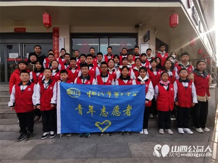 临汾市文明交通志愿者携手交警支队直属一大队交警在水厂十字岗联合开展了文明交通宣传一盔一带志愿服务活动 - 第2张