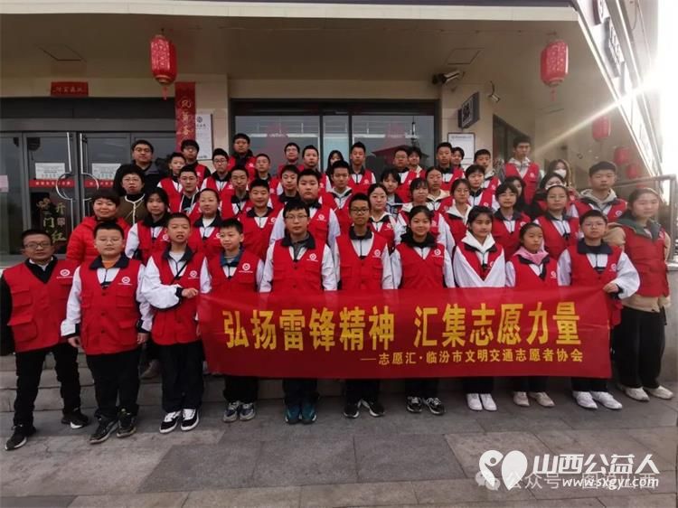 临汾市文明交通志愿者携手交警支队直属一大队交警在水厂十字岗联合开展了文明交通宣传一盔一带志愿服务活动 - 第1张